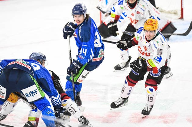 Straubing Tigers vs. Pinguins Bremerhaven, Eishockey, Deutsche Eishockey Liga, Penny DEL, 5.Spieltag, Saison 2026 2027, 02.10.2026 Jamieson Rees (Straubing Tigers) im Duell mit C.JH. Smith (Pinguins Bremerhaven), Eishockey Herren, Deutsche Eishockey Liga, Penny DEL, 5.Spieltag, Saison 2026 2027 am 02.10.2026 im Eisstadion am Pulverturm, Straubing Tigers (blau) gegen Pinguins Bremerhaven (weiss)
