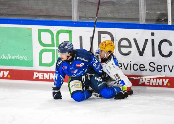Straubing Tigers vs. Pinguins Bremerhaven, Eishockey, Deutsche Eishockey Liga, Penny DEL, 5.Spieltag, Saison 2026 2027, 02.10.2026 Jamieson Rees (Straubing Tigers) am Boden mit Rayan Battahar (Pinguins Bremerhaven), Eishockey Herren, Deutsche Eishockey Liga, Penny DEL, 5.Spieltag, Saison 2026 2027 am 02.10.2026 im Eisstadion am Pulverturm, Straubing Tigers (blau) gegen Pinguins Bremerhaven (weiss)