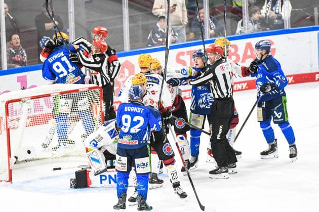 Straubing Tigers vs. Pinguins Bremerhaven, Eishockey, Deutsche Eishockey Liga, Penny DEL, 5.Spieltag, Saison 2026 2027, 02.10.2026 Hudson Elynuik (Straubing Tigers)beim Handgemenge mit Christian Wejse (Pinguins Bremerhaven), Eishockey Herren, Deutsche Eishockey Liga, Penny DEL, 5.Spieltag, Saison 2026 2027 am 02.10.2026 im Eisstadion am Pulverturm, Straubing Tigers (blau) gegen Pinguins Bremerhaven (weiss)