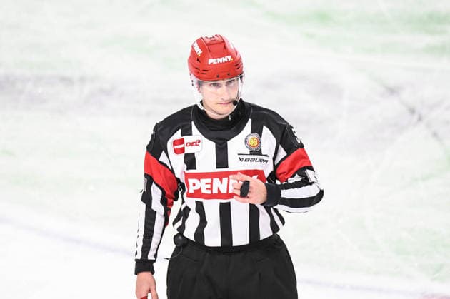 Straubing Tigers vs. Pinguins Bremerhaven, Eishockey, Deutsche Eishockey Liga, Penny DEL, 5.Spieltag, Saison 2026 2027, 02.10.2026 Schiedsrichter Andre Schrader, Eishockey Herren, Deutsche Eishockey Liga, Penny DEL, 5.Spieltag, Saison 2026 2027 am 02.10.2026 im Eisstadion am Pulverturm, Straubing Tigers (blau) gegen Pinguins Bremerhaven (weiss)