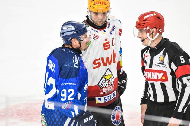 Straubing Tigers vs. Pinguins Bremerhaven, Eishockey, Deutsche Eishockey Liga, Penny DEL, 5.Spieltag, Saison 2026 2027, 02.10.2026 Marcel Brandt (Straubing Tigers) in Gespraech mit Schiedsrichter Andre Schrader, Eishockey Herren, Deutsche Eishockey Liga, Penny DEL, 5.Spieltag, Saison 2026 2027 am 02.10.2026 im Eisstadion am Pulverturm, Straubing Tigers (blau) gegen Pinguins Bremerhaven (weiss)