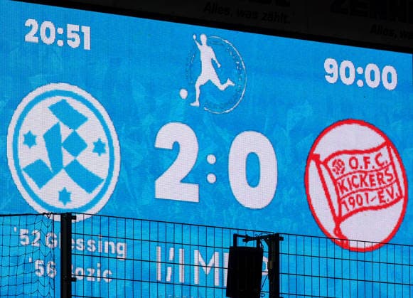 02.10.2026, Deutschland, Stuttgart, Fussball, Regionalliga Südwest, SV Stuttgarter Kickers vs. Kickers Offenbach, Anzeigetafel mit dem Endstand 2:0 Tore