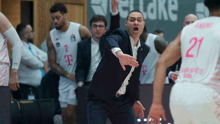 Im Bild: Anweisungen von Head-Coach Marko Stanovic (Telekom Baskets Bonn) 02.10.2026, Fitness First Wuerzburg Baskets vs. Telekom Baskets Bonn, easyCredit BBL, 4. Spieltag, Deutschland, 97072, tectake-Arena Wuerzburg, Copyright: HMBxMedia xJulienxBecker