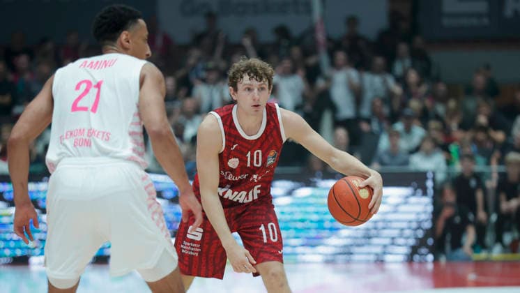 Im Bild: v.li. Joel Aminu (Telekom Baskets Bonn, 21) gegen Calvin Wishart (Wuerzburg Baskets, 10) am Ball 02.10.2026, Fitness First Wuerzburg Baskets vs. Telekom Baskets Bonn, easyCredit BBL, 4. Spieltag, Deutschland, 97072, tectake-Arena Wuerzburg, Copyright: HMBxMedia xJulienxBecker