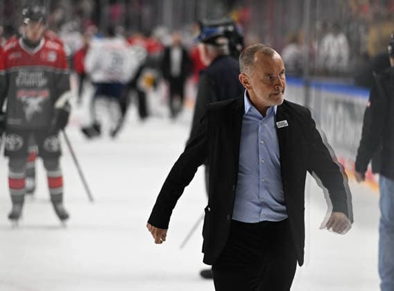 0210.2026, xophax, KEC , Eishockey , Haie. Lanxess Arena : Kölner Haie gegen EHC red Bull München. Trainer Thomas Berglund ( KEC ) Köln Cologne