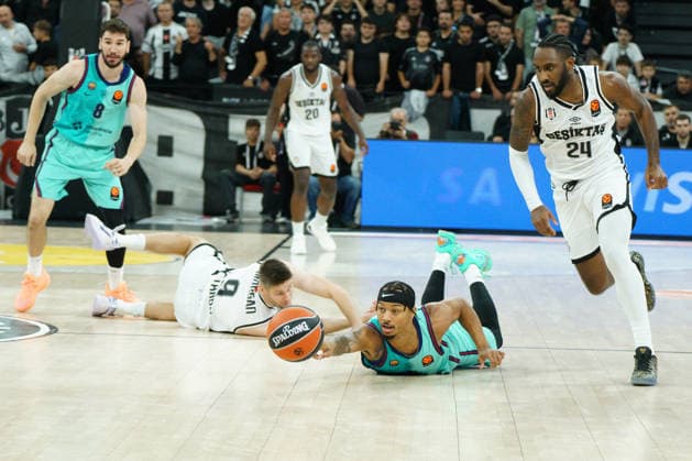 October 2, 2026, Zeytinburnu, Istanbul, Turkey: JUSTIN ROBINSON (C) of Barcelona in action against JAYLEN NOWELL (R) of Besiktas during the EuroLeague Basketball match between Besiktas vs Barcelona in Istanbul, Turkey on October 2,Ã‚ 2026. Zeytinburnu Turkey - ZUMAu194 20261002_zip_u194_030 Copyright: xTolgaxUluturkx