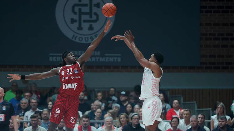 Im Bild: v.li. Charles Thompson (Wuerzburg Baskets, 32) gegen Marcus Foster (Telekom Baskets Bonn, 0) mit dem Dreipunktewurf 02.10.2026, Fitness First Wuerzburg Baskets vs. Telekom Baskets Bonn, easyCredit BBL, 4. Spieltag, Deutschland, 97072, tectake-Arena Wuerzburg, Copyright: HMBxMedia xJulienxBecker
