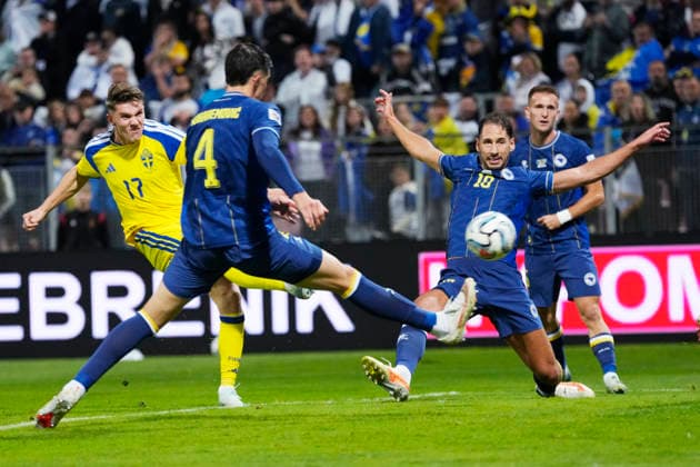 ZENICA, BOSNIEN-HERCEGOVINA 20261002 Sveriges Viktor Gyökeres skjuter mellan Bosniens Tarik MuharemoviÄ‡ och Nikola KatiÄ‡ under fredagens fotbollsmatch i Nations League mellan Bosnien-Hercegovina och Sverige pa Bilino Polje-stadion i Zenica.