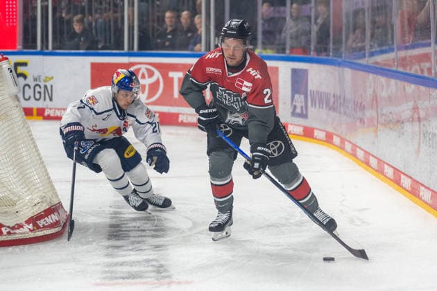 Zweikampf zwischen Dominik Kahun (EHC Red Bull Muenchen, 21) und Juhani Tyrvaeinen (Koelner Haie, 21). Koelner Haie vs. EHC Red Bull Muenchen, Eishockey, Penny DEL, 05. Spieltag, Saison 2026 2027, 02.10.2026 Koelner Haie vs. EHC Red Bull Muenchen, Eishockey, Penny DEL, 05. Spieltag, Saison 2026 2027, 02.10.2026 Koeln Copyright: xEibner-Pressefoto ThomasxHaeslerx EP_THR