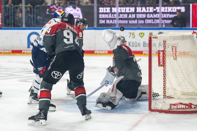 Janne Juvonen (Koelner Haie, 30) kann den Puk nicht fangen. Koelner Haie vs. EHC Red Bull Muenchen, Eishockey, Penny DEL, 05. Spieltag, Saison 2026 2027, 02.10.2026 Koelner Haie vs. EHC Red Bull Muenchen, Eishockey, Penny DEL, 05. Spieltag, Saison 2026 2027, 02.10.2026 Koeln Copyright: xEibner-Pressefoto ThomasxHaeslerx EP_THR