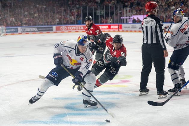 Zweikampf zwischen Elis Hede (EHC Red Bull Muenchen, 10) und Moritz Mueller (Koelner Haie, 91). Koelner Haie vs. EHC Red Bull Muenchen, Eishockey, Penny DEL, 05. Spieltag, Saison 2026 2027, 02.10.2026 Koelner Haie vs. EHC Red Bull Muenchen, Eishockey, Penny DEL, 05. Spieltag, Saison 2026 2027, 02.10.2026 Koeln Copyright: xEibner-Pressefoto ThomasxHaeslerx EP_THR