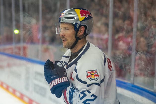 Patrick Hager (EHC Red Bull Muenchen, 52) kann die Entscheidung nicht verstehen. Koelner Haie vs. EHC Red Bull Muenchen, Eishockey, Penny DEL, 05. Spieltag, Saison 2026 2027, 02.10.2026 Koelner Haie vs. EHC Red Bull Muenchen, Eishockey, Penny DEL, 05. Spieltag, Saison 2026 2027, 02.10.2026 Koeln Copyright: xEibner-Pressefoto ThomasxHaeslerx EP_THR