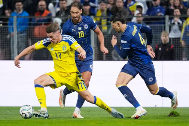 ZENICA, BOSNIA AND HERZEGOVINA 20261002 Sweden s Viktor Gyökeres shoots between Bosnia s Tarik MuharemoviÄ‡ and Nikola KatiÄ‡ during Friday s Nations League soccer match between Bosnia and Herzegovina and Sweden at Bilino Polje stadium in Zenica.