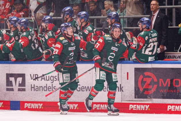Luke Toporowski (77, Augsburger Panther) und Team (Augsburger Panther) Tor zum 4 : 1 beim Spiel zwischen Augsburger Panther v Grizzlys Wolfsburg, Eishockey, Herren, DEL, 2026 2027, 5.Spieltag am 02.10.2026 in Augsburg, Curt-Frenzel-Stadion. Bayern Deutschland