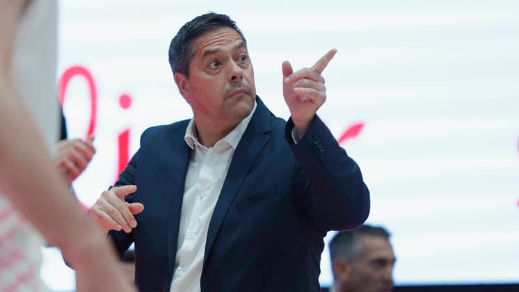 Im Bild: Anweisungen von Head-Coach Sasa Filipovski (Wuerzburg Baskets) 02.10.2026, Fitness First Wuerzburg Baskets vs. Telekom Baskets Bonn, easyCredit BBL, 4. Spieltag, Deutschland, 97072, tectake-Arena Wuerzburg, Copyright: HMBxMedia xJulienxBecker