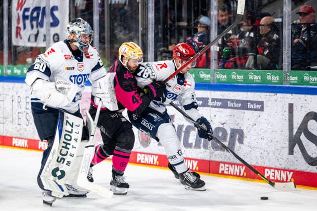 02.10.2026 - Eishockey - Saison 2026 2027 - Penny DEL - Nürnberg Ice Tigers Icetigers - Schwenninger Wild Wings Schwenningen - ThHa - xthxhax - Joacim Eriksson (60, Schwenninger Wild Wings, SWW ) Greg Meireles (43, Nürnberg Ice Tigers, NIT ) Will Weber (78, Schwenninger Wild Wings, SWW )