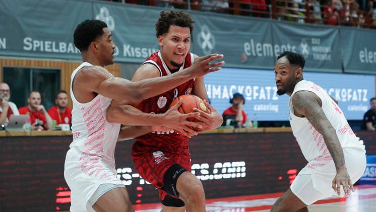 Im Bild: v.li. Marcus Foster (Telekom Baskets Bonn, 0), Brandon Tischler (Wuerzburg Baskets, 8) am Ball und Jeff Garrett Jr. (Telekom Baskets Bonn, 4) 02.10.2026, Fitness First Wuerzburg Baskets vs. Telekom Baskets Bonn, easyCredit BBL, 4. Spieltag, Deutschland, 97072, tectake-Arena Wuerzburg, Copyright: HMBxMedia xJulienxBecker