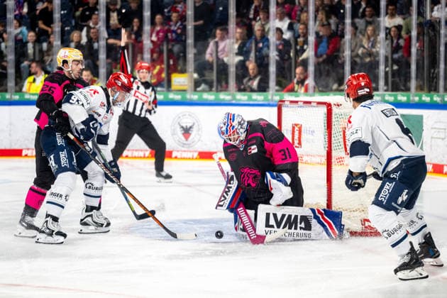 02.10.2026 - Eishockey - Saison 2026 2027 - Penny DEL - Nürnberg Ice Tigers Icetigers - Schwenninger Wild Wings Schwenningen - ThHa - xthxhax - Jackson Cates (26, Nürnberg Ice Tigers, NIT ) Sebastian Uvira (93, Schwenninger Wild Wings, SWW ) Niklas Treutle (31, Nürnberg Ice Tigers, NIT )