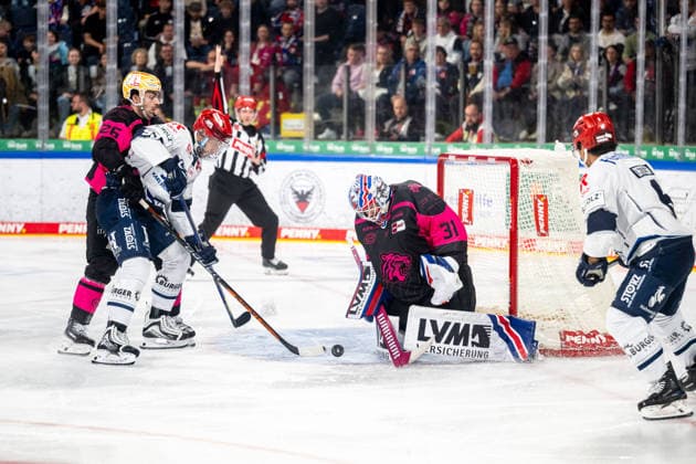 02.10.2026 - Eishockey - Saison 2026 2027 - Penny DEL - Nürnberg Ice Tigers Icetigers - Schwenninger Wild Wings Schwenningen - ThHa - xthxhax - Jackson Cates (26, Nürnberg Ice Tigers, NIT ) Sebastian Uvira (93, Schwenninger Wild Wings, SWW ) Niklas Treutle (31, Nürnberg Ice Tigers, NIT )