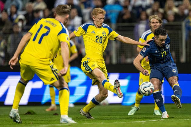 261002 Hugo Larsson of Sweden and Ivan Basic of Bosnia and Herzegovina during the Nations League football match between Bosnia and Herzegovina and Sweden on October 2, 2026 in Zenica. Photo: Ludvig Thunman BILDBYRAN kod LT LT0823 fotboll football soccer fotball nations league uefa nations league bosnia and herzegovina sverige sweden sverige a bbeng Copyright: LUDVIGxTHUNMAN BB261002LT122
