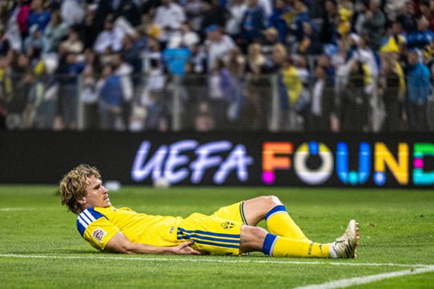 261002 Carl Starfelt of Sweden in pain during the Nations League football match between Bosnia and Herzegovina and Sweden on October 2, 2026 in Zenica. Photo: Ludvig Thunman BILDBYRAN kod LT LT0823 fotboll football soccer fotball nations league uefa nations league bosnia and herzegovina sverige sweden sverige a bbeng depp Copyright: LUDVIGxTHUNMAN BB261002LT123