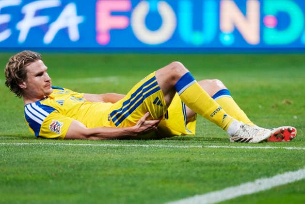 ZENICA, BOSNIEN-HERCEGOVINA 20261002 Sveriges Carl Starfelt skadar sig under fredagens fotbollsmatch i Nations League mellan Bosnien-Hercegovina och Sverige pa Bilino Polje-stadion i Zenica.