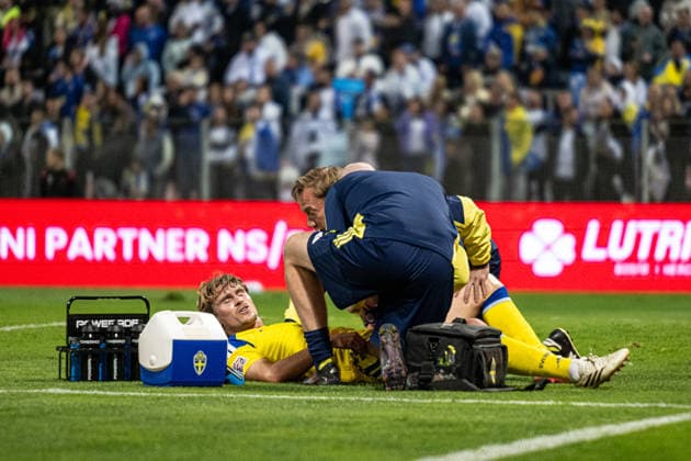 261002 Carl Starfelt of Sweden in pain and receives medical attention during the Nations League football match between Bosnia and Herzegovina and Sweden on October 2, 2026 in Zenica. Photo: Ludvig Thunman BILDBYRAN kod LT LT0823 fotboll football soccer fotball nations league uefa nations league bosnia and herzegovina sverige sweden sverige a bbeng Copyright: LUDVIGxTHUNMAN BB261002LT126