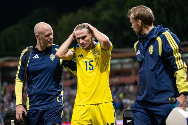 261002 Carl Starfelt of Sweden in pain and receives medical attention during the Nations League football match between Bosnia and Herzegovina and Sweden on October 2, 2026 in Zenica. Photo: Ludvig Thunman BILDBYRAN kod LT LT0823 fotboll football soccer fotball nations league uefa nations league bosnia and herzegovina sverige sweden sverige a bbeng Copyright: LUDVIGxTHUNMAN BB261002LT127