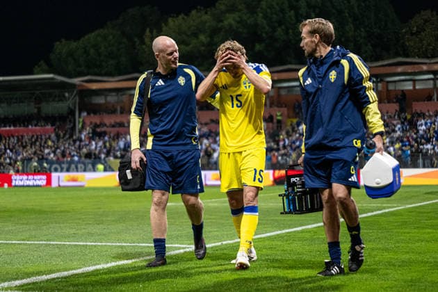 261002 Carl Starfelt of Sweden in pain and receives medical attention during the Nations League football match between Bosnia and Herzegovina and Sweden on October 2, 2026 in Zenica. Photo: Ludvig Thunman BILDBYRAN kod LT LT0823 fotboll football soccer fotball nations league uefa nations league bosnia and herzegovina sverige sweden sverige a bbeng Copyright: LUDVIGxTHUNMAN BB261002LT128
