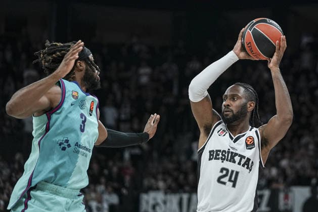 Besiktas v Barcelona - EuroLeague ISTANBUL, TURKIYE - OCTOBER 2: Anthony Brown (24) of Besiktas in action against Stanley Umude (3) of Barcelona during the EuroLeague Round 3 basketball match between Besiktas and Barcelona at Turkcell Basketball Development Center in Istanbul, Turkiye on October 2, 2026. Arife Karakum Anadolu Istanbul Turkey. Editorial use only. Please get in touch for any other usage.  Copyright: x2026xAnadoluxArifexKarakumx