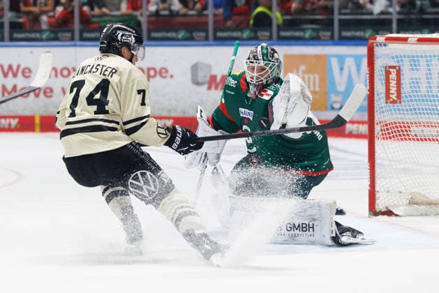 Tobias Ancicka (45, Augsburger Panther) und Lester Lancaster (74, Grizzlys Wolfsburg) beim Spiel zwischen Augsburger Panther v Grizzlys Wolfsburg, Eishockey, Herren, DEL, 2026 2027, 5.Spieltag am 02.10.2026 in Augsburg, Curt-Frenzel-Stadion. Bayern Deutschland
