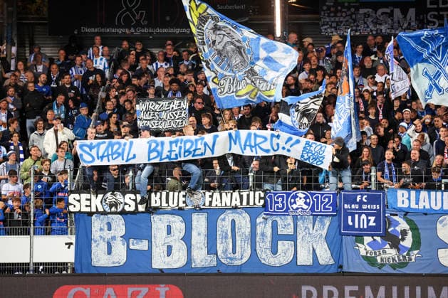 02.10.2026, Deutschland, Stuttgart, Fussball, Regionalliga Südwest, SV Stuttgarter Kickers vs. Kickers Offenbach, Stabil bleiben Marc, Banner (Kickers)