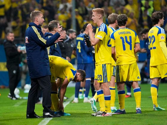 ZENICA, BOSNIEN-HERCEGOVINA 20261002 Sveriges förbundskapten Graham Potter pratar med Hugo Larsson under fredagens fotbollsmatch i Nations League mellan Bosnien-Hercegovina och Sverige pa Bilino Polje-stadion i Zenica.