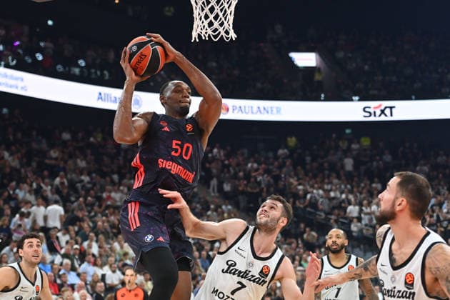 Austin WILEY (FCB), Aktion,Zweikampf gegen Mario Nakic (Belgrad). Basketball Euro League,Saison 2026 2027, FC Bayern Muenchen - Partizan Belgrad am 02.10.2026 , S A P G A R D EN