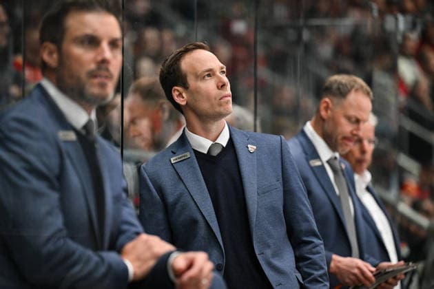 Penny DEL; Augsburger Panther - Grizzlys Wolfsburg, 02.10.2026 AUGSBURG, GERMANY; 02. OCTOBER: im Bild Tyler HASKINS Headcoach Grizzlys Wolfsburg während dem Match der Penny DEL zwischen den Augsburger Panthern und den Grizzlys Wolfsburg am 5. Spieltag im Curt Frenzel Stadion Copyright: xBEAUTIFULxSPORTS Goldbergx