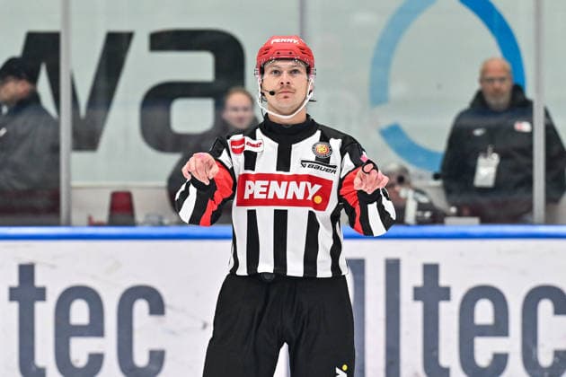 Penny DEL; Augsburger Panther - Grizzlys Wolfsburg, 02.10.2026 AUGSBURG, GERMANY; 02. OCTOBER: Hauptschiedsrichter Jackson KOZARI zeigt zum Videobeweis während dem Match der Penny DEL zwischen den Augsburger Panthern und den Grizzlys Wolfsburg am 5. Spieltag im Curt Frenzel Stadion Copyright: xBEAUTIFULxSPORTS Goldbergx