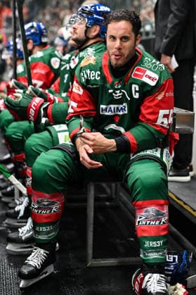 Penny DEL; Augsburger Panther - Grizzlys Wolfsburg, 02.10.2026 AUGSBURG, GERMANY; 02. OCTOBER: Ryan BUTTON (Augsburger Panther 55) nimmt einen Snack zu sich während dem Match der Penny DEL zwischen den Augsburger Panthern und den Grizzlys Wolfsburg am 5. Spieltag im Curt Frenzel Stadion Copyright: xBEAUTIFULxSPORTS Goldbergx