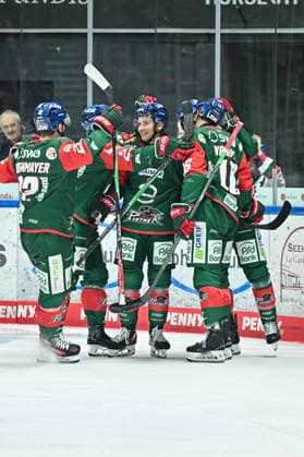 Penny DEL; Augsburger Panther - Grizzlys Wolfsburg, 02.10.2026 AUGSBURG, GERMANY; 02. OCTOBER: Jubel der Panther nach dem Treffer zum 4-1 durch Luke TOPOROWSKI (Augsburger Panther 77) Tor Torschuetze Freude Happy während dem Match der Penny DEL zwischen den Augsburger Panthern und den Grizzlys Wolfsburg am 5. Spieltag im Curt Frenzel Stadion Copyright: xBEAUTIFULxSPORTS Goldbergx