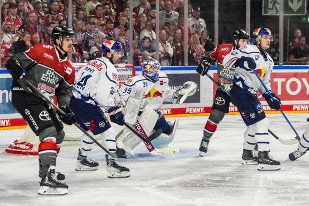 Eishockey Penny-DEL 5.Spieltag Kölner Haie - EHC Red Bull München am 02.10.2026 in der Lanxess Arena in Köln Viel Verkehr vor Mathias Niederberger ( München ), mitte Gemäß den Vorgaben der DEL Deutsche Eishockey Liga ist die Publikation und Weiterverwertung der Aufnahmen in elektronischen Medien und Endgeräten aller Art während des laufenden Spiels nicht zulässig.