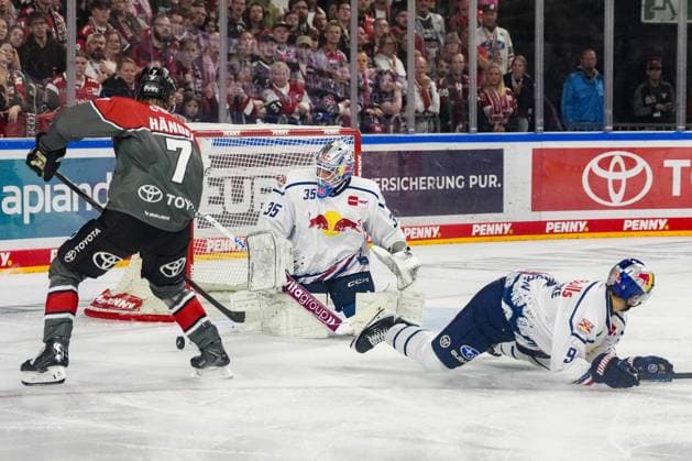 Eishockey Penny-DEL 5.Spieltag Kölner Haie - EHC Red Bull München am 02.10.2026 in der Lanxess Arena in Köln Carlos Händel ( Köln ), links - Mathias Niederberger ( München ), mitte - Moritz Warnecke ( München ), rechts Gemäß den Vorgaben der DEL Deutsche Eishockey Liga ist die Publikation und Weiterverwertung der Aufnahmen in elektronischen Medien und Endgeräten aller Art während des laufenden Spiels nicht zulässig.