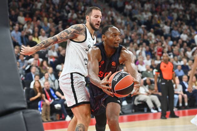 Austin WILEY (FCB), Aktion,Zweikampf gegen Joffrey Lauvergne (Belgrad). Basketball Euro League,Saison 2026 2027, FC Bayern Muenchen - Partizan Belgrad am 02.10.2026 , S A P G A R D EN