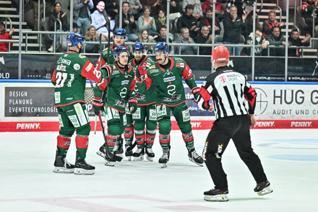 Penny DEL; Augsburger Panther - Grizzlys Wolfsburg, 02.10.2026 AUGSBURG, GERMANY; 02. OCTOBER: Jubel der Panther nach dem Treffer zum 5-1 durch Trevor PARKES (Augsburger Panther 84) Tor Torschuetze Freude Happy während dem Match der Penny DEL zwischen den Augsburger Panthern und den Grizzlys Wolfsburg am 5. Spieltag im Curt Frenzel Stadion Copyright: xBEAUTIFULxSPORTS Goldbergx