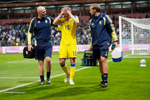 ZENICA, BOSNIA-HERZEGOVINA 20261002 Sweden s Carl Starfelt is injured during Friday s Nations League soccer match between Bosnia-Herzegovina and Sweden at Bilino Polje stadium in Zenica.