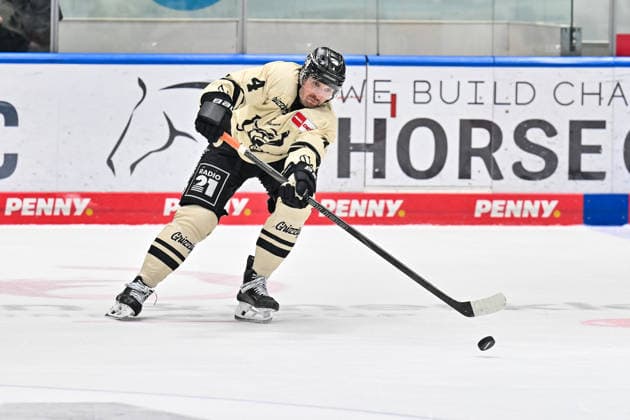 Penny DEL; Augsburger Panther - Grizzlys Wolfsburg, 02.10.2026 AUGSBURG, GERMANY; 02. OCTOBER: am Puck Keaton THOMPSON (Grizzlys Wolfsburg 4) der einen Pass spielt während dem Match der Penny DEL zwischen den Augsburger Panthern und den Grizzlys Wolfsburg am 5. Spieltag im Curt Frenzel Stadion Copyright: xBEAUTIFULxSPORTS Goldbergx