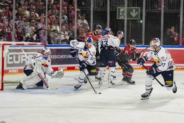 Eishockey Penny-DEL 5.Spieltag Kölner Haie - EHC Red Bull München am 02.10.2026 in der Lanxess Arena in Köln Patrick Hager ( München ), 2.v.links - spielt die Scheibe schnell nach vorne Gemäß den Vorgaben der DEL Deutsche Eishockey Liga ist die Publikation und Weiterverwertung der Aufnahmen in elektronischen Medien und Endgeräten aller Art während des laufenden Spiels nicht zulässig.