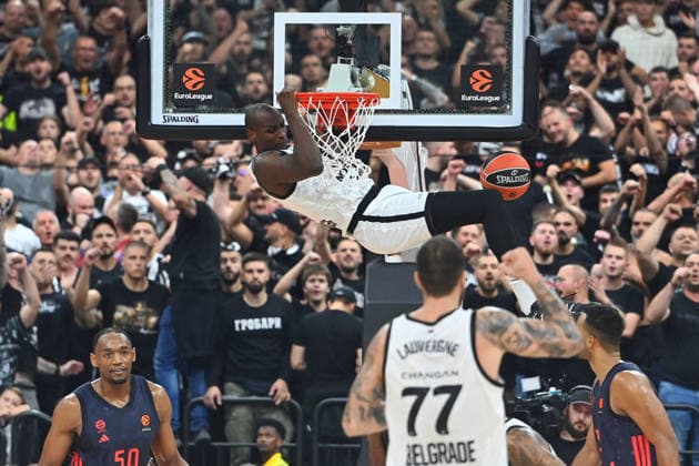 Bandja Sy (Belgrad) haengt am Korb,punktet, Aktion, Basketball Euro League,Saison 2026 2027, FC Bayern Muenchen - Partizan Belgrad am 02.10.2026 , S A P G A R D EN