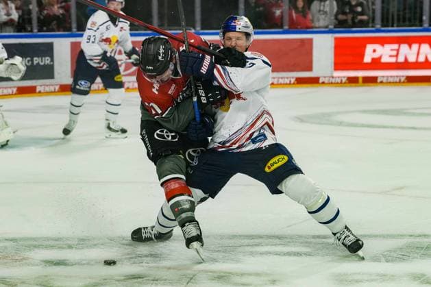 Eishockey Penny-DEL 5.Spieltag Kölner Haie - EHC Red Bull München am 02.10.2026 in der Lanxess Arena in Köln Daniel Fischbuch ( Köln ), links - Patrick Hager ( München ), rechts Gemäß den Vorgaben der DEL Deutsche Eishockey Liga ist die Publikation und Weiterverwertung der Aufnahmen in elektronischen Medien und Endgeräten aller Art während des laufenden Spiels nicht zulässig.