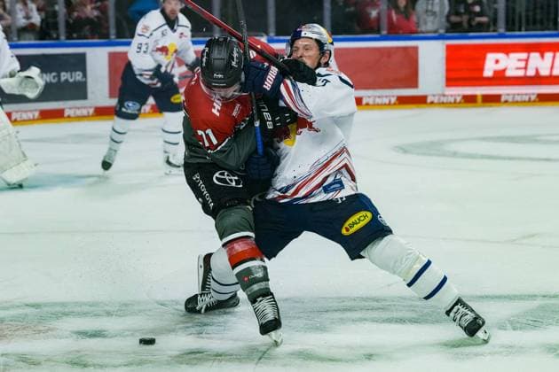 Eishockey Penny-DEL 5.Spieltag Kölner Haie - EHC Red Bull München am 02.10.2026 in der Lanxess Arena in Köln Daniel Fischbuch ( Köln ), links - Patrick Hager ( München ), rechts Gemäß den Vorgaben der DEL Deutsche Eishockey Liga ist die Publikation und Weiterverwertung der Aufnahmen in elektronischen Medien und Endgeräten aller Art während des laufenden Spiels nicht zulässig.