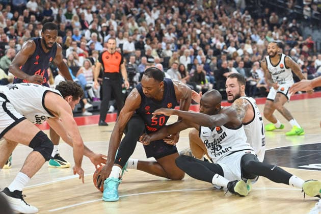 Austin WILEY (FCB), Aktion,Zweikampf gegen Bandja Sy (Belgrad,re) , Kampf um den Ball auf dem Boden. Basketball Euro League,Saison 2026 2027, FC Bayern Muenchen - Partizan Belgrad am 02.10.2026 , S A P G A R D EN