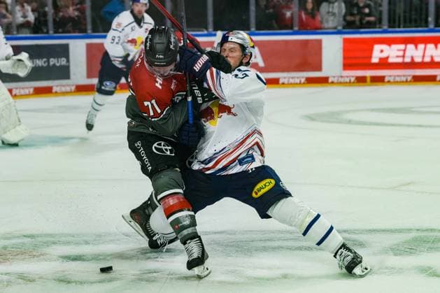 Eishockey Penny-DEL 5.Spieltag Kölner Haie - EHC Red Bull München am 02.10.2026 in der Lanxess Arena in Köln Daniel Fischbuch ( Köln ), links - Patrick Hager ( München ), rechts Gemäß den Vorgaben der DEL Deutsche Eishockey Liga ist die Publikation und Weiterverwertung der Aufnahmen in elektronischen Medien und Endgeräten aller Art während des laufenden Spiels nicht zulässig.